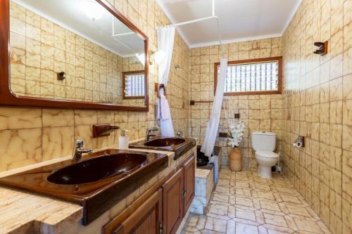 bagno con doppio lavabo e servizi igienici di Villa Damar a Can Picafort