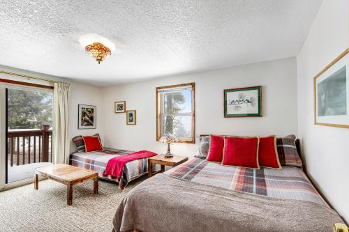 En eller flere senge i et værelse på Snowfall Getaway -268 I