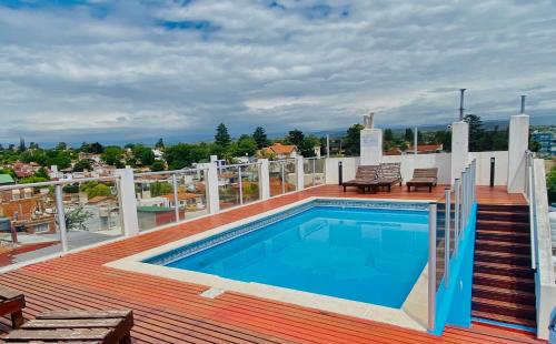 una piscina en el tejado de una casa en Edificio Manantiales, en Villa Carlos Paz