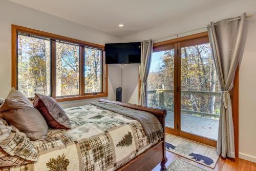 Postel nebo postele na pokoji v ubytování 3 Mi to Vogel State Park! Family Home with Game Room