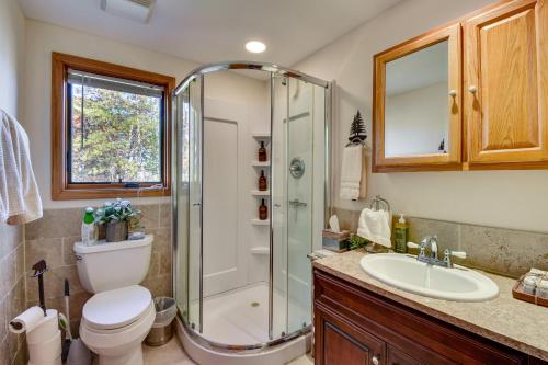 Koupelna v ubytování 3 Mi to Vogel State Park! Family Home with Game Room