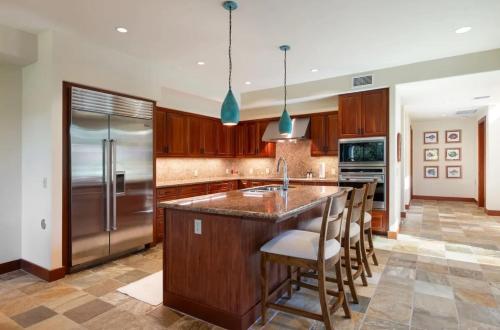 - une cuisine avec un grand îlot et un comptoir dans l'établissement Spacious Island Home with Beach Access, à Waikoloa