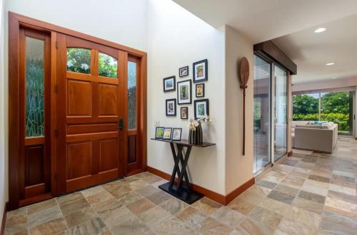 - un couloir avec une porte en bois et une table dans l'établissement Spacious Island Home with Beach Access, à Waikoloa