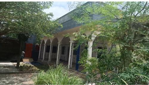 Κήπος έξω από το Villa King Ohm Ara Y