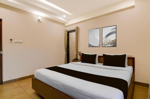 ein Schlafzimmer mit einem großen Bett in einem Zimmer in der Unterkunft Townhouse The 36 Inn Madhuravada Bus Stop in Rushikonda