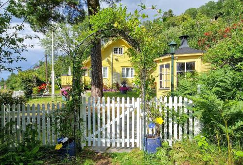 Κήπος έξω από το Gult Hus Ved Fjorden I Idylliske Holmsbu