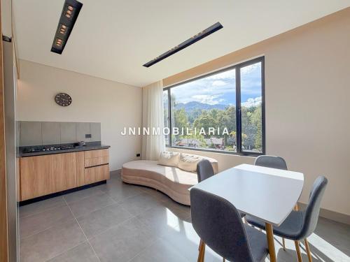 Кухня или мини-кухня в Apartamento de lujo a 3 minutos del Aeropuerto JMC 301
