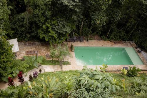 an overhead view of a swimming pool in a garden at EcoHotel Casa Maria Parda in Cocorná