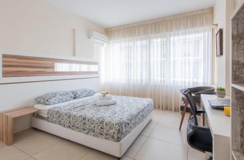 Postel nebo postele na pokoji v ubytování Finikoudes gate