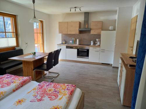 AinetにあるNagelehof 3のキッチン、ダイニングルームが備わります。