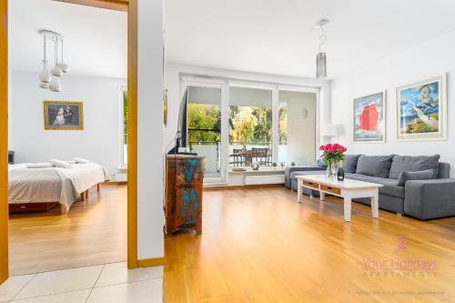 ein Wohnzimmer mit Sofa und Tisch in der Unterkunft Your Holidays Aquamarina in Misdroy