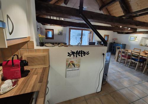 una cucina con frigorifero bianco in una camera di Stalla di Adele a Cevio