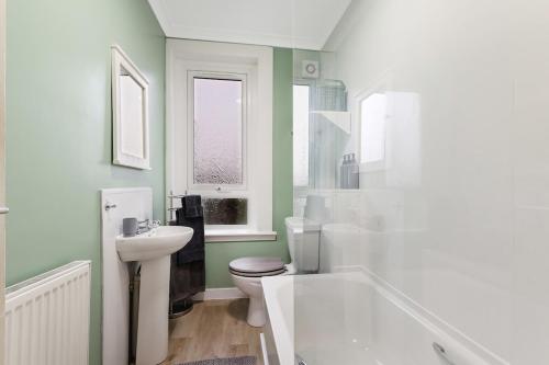 a bathroom with a toilet and a sink and a bath tub at Free Parking - Central - Sleeps 6 - Great Location in Armadale