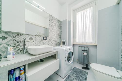 une salle de bains avec lave-linge et lavabo dans l'établissement Casa Mimmo - close to the airport & private parking, à Azzano San Paolo