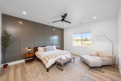 une chambre avec un lit, une chaise et un canapé dans l'établissement Cliffside Modern Villa - Lower Level, à La Verkin