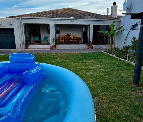 Bazén v ubytování Pet Friendly- Villa Santorini Langebaan nebo v jeho okolí