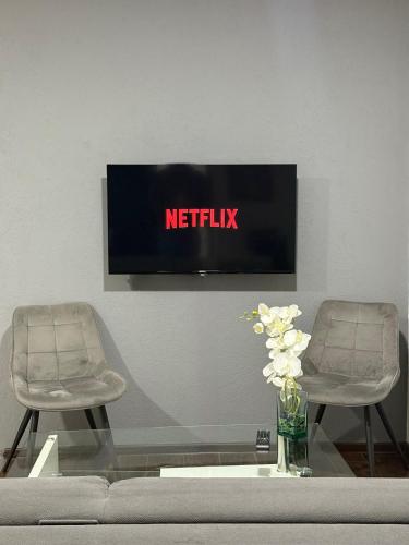 Et tv og/eller underholdning på Modern Apartment 2