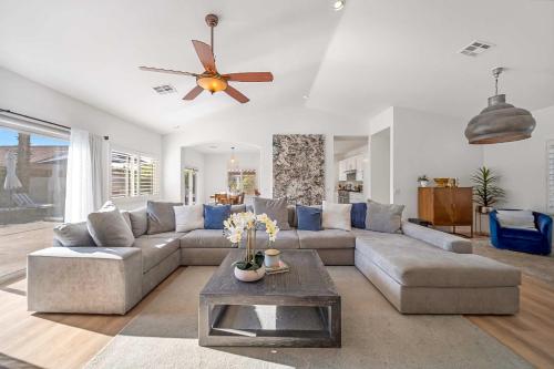 uma sala de estar com um sofá e um ventilador de teto em Casa Milan Oasis Private Pool Spa & Mountain View em Bermuda Dunes