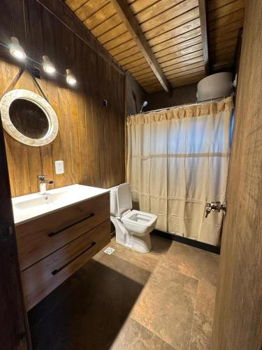 ein Badezimmer mit Waschbecken und Toilette in der Unterkunft Santosha in La Paloma