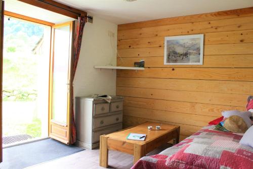 Ένα ή περισσότερα κρεβάτια σε δωμάτιο στο Gite Les Alberts - La Coume