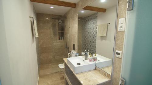 un bagno con lavandino e doccia di Casa Bianca a Skopelos Town