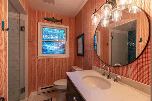 ein Badezimmer mit Waschbecken, Spiegel und Toilette in der Unterkunft Elk Watch at Hound Ears in Valle Crucis