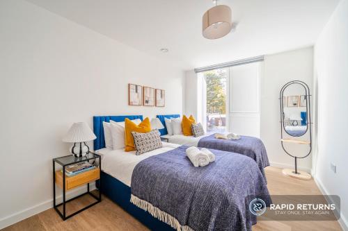 Postel nebo postele na pokoji v ubytování Spacious Apartment, Balcony, WiFi, Netflix, Free Parking by Rapid Returns