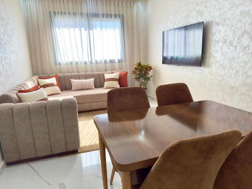 TV a/nebo společenská místnost v ubytování Dar Najat - 5 min Grand Stade - 10 min Aéroport