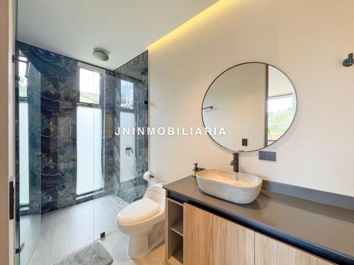 Ванная комната в Apartamento de lujo a 3 minutos del Aeropuerto JMC 302