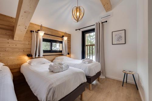 Ένα ή περισσότερα κρεβάτια σε δωμάτιο στο Chalet avec Piscine La Plagne