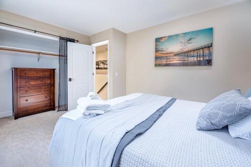 ein Schlafzimmer mit einem weißen Bett und einer Holzkommode in der Unterkunft Sopra Bella- 4 bedroom home in Corvallis