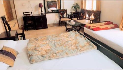 En eller flere senge i et værelse på Hotel The Oriel Islamabad