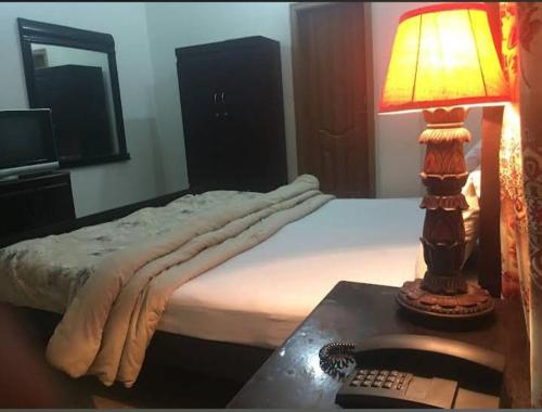 En eller flere senge i et værelse på Hotel The Oriel Islamabad