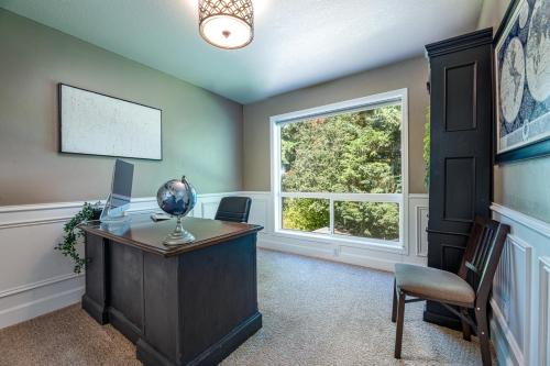 an office with a desk and a window at Sopra Bella- 4 bedroom home in Corvallis