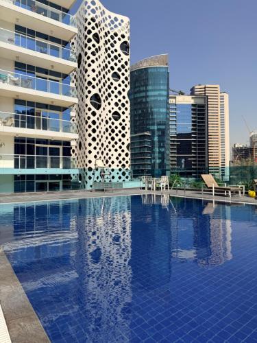 - une piscine en face d'un bâtiment avec des bâtiments dans l'établissement Convenient studio in the centre of Dubai, à Dubaï
