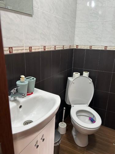 Ένα μπάνιο στο Семеен хотел Струма