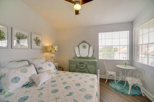 Postel nebo postele na pokoji v ubytování Walk to Canova Beach Park Couples Coastal Condo