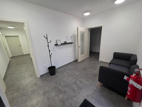 ein Wartezimmer mit einem Sofa und einem Stuhl in der Unterkunft Vila Brod in Ljubljana