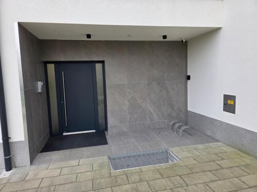 einen Flur mit Glastür in einem Gebäude in der Unterkunft Vila Brod in Ljubljana