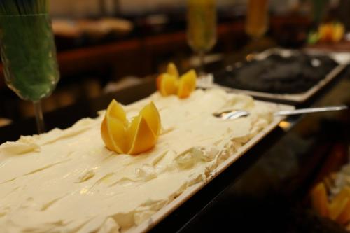 ein Kuchen mit gelben Blüten darauf in der Unterkunft Emin Koçak Termal & Spa - Convention Center in Nevşehir