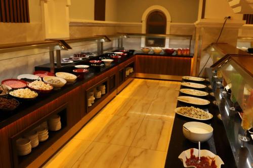 ein Buffet mit vielen verschiedenen Speisen in der Unterkunft Emin Koçak Termal & Spa - Convention Center in Nevşehir