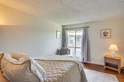 Ένα ή περισσότερα κρεβάτια σε δωμάτιο στο Steps to CSULB Cozy Condo with Pool Access!