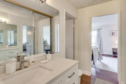 Ένα μπάνιο στο Steps to CSULB Cozy Condo with Pool Access!