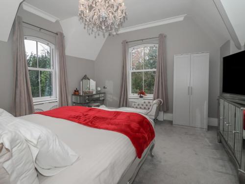 グレート・ドリフフィールドにあるTen Gablesの赤い毛布が掛けられた大きなベッドのある寝室