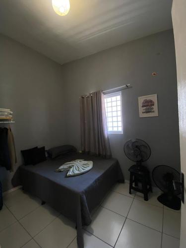 une chambre avec un lit et une fenêtre dans l'établissement Alugo em Porto de Galinhas, à Porto de Galinhas