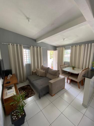 un salon avec un canapé et une table dans l'établissement Alugo em Porto de Galinhas, à Porto de Galinhas