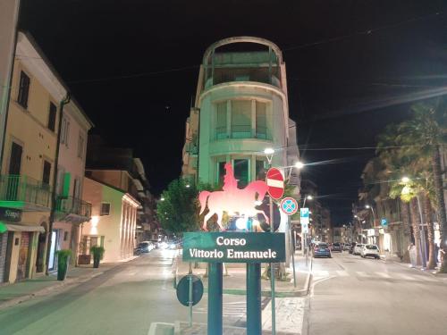 un cartello sul lato di una strada di città di notte di Vela Living a Civitanova Marche