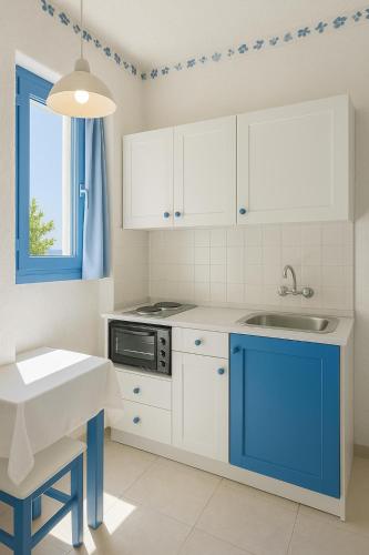 Apartment - Sleeps 10 - Parking - Garden - Pool