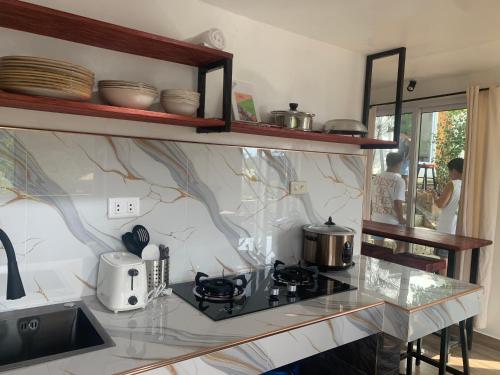 Kuchyň nebo kuchyňský kout v ubytování NVH4 Nanay Vacation Home Coron Palawan