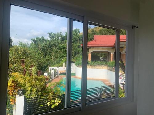 Bazén v ubytování NVH4 Nanay Vacation Home Coron Palawan nebo v jeho okolí